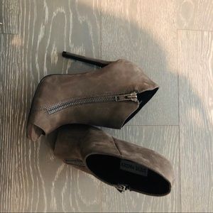 NEW Steve Madden - grey with side zipper